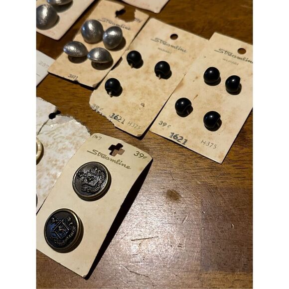 Vintage Button Lot Metal and Plastic on Cards USA 27 Pieces Old Stock - Picture 3 of 9